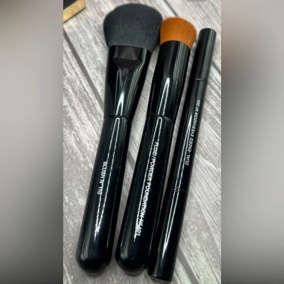 NIB CHANEL Set of 3 Makeup Brushes with Storage Case Bag Ballerina Pink Black CC - Picture 10 of 14